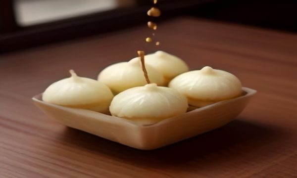 多款白色丝袜平铺展示，包括长筒、中筒和连裤袜款式，背景为浅蓝色布料